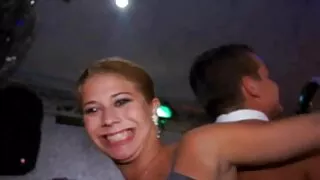 დახვეწილი ცოლი იღებს puffy ბოლოს მისი პირით