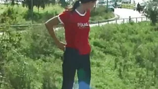 აქტიურად fucks გოგონა ყურსასმენები ბუნებაში