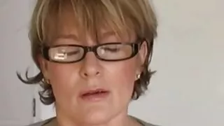 დიასახლისის shaved pussy ღრმად დარგეს პენისი