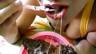 გოგონა ვარდისფერი გასახდელი gown ალერსი pussy თითის