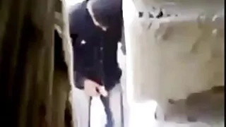 Cute ახალგაზრდა გოგონა, მასტურბაცია მისი hood ხელით