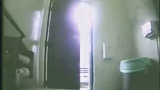 Tight-eyed დიასახლისი undresses და თითების მისი pussy