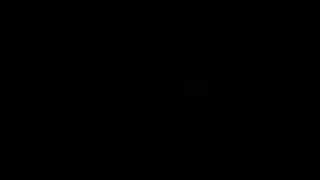 Curly ქერა fucks და squeezes მისი მკერდი მისი ხელები