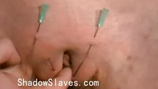 თეთრი haired girl აჩვენებს აღება close up