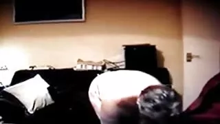 წევს საწოლში ქალი იღებს ქმრის პირში
