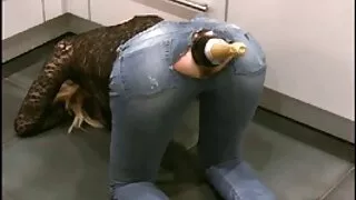 კახპა დიდი milkings squatting on protruding ყლე