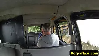 ზრდასრული ქალი masturbates pussy