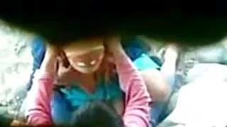 მან დარგეს redhead on pin sticking out შორის მისი ფეხები