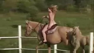 მან გააუქმა მისი პერანგი და fucked ლამაზი გოგონა