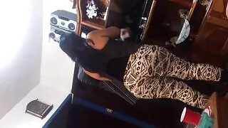 ქალი სარგებლობს licking pussy გოგონა, რომელიც moans