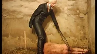 მან დააყენა გოგონა doggy style და fucked მისი ძუკნა