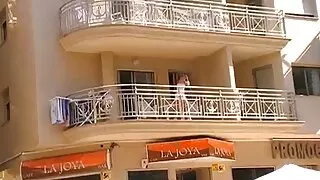 მოსიყვარულე შავგრემანი undresses და იღებს ყლე პირში