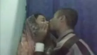 ბარმენი პატარა დაწესებულების fucked by ორი schoolgirls