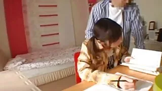 გოგონა ადგა doggy style და ივსება cum