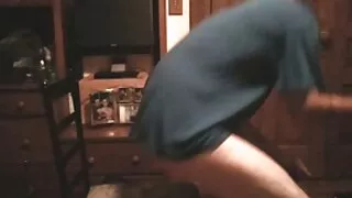 Cute ქურდობაში squeezes pussy ერთად ვიბრატორი