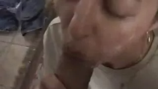 გოგონა pussy გააღიზიანოს თავად phallus