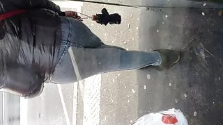 ბიჭი, გამყიდველად უკონტროლო მკერდის
