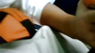 წითური ქალი ავრცელებს მისი ფეხები, ახალი შეყვარებული