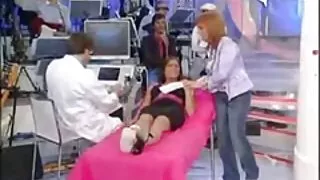 ახალგაზრდა ქალი სათვალე მშვიდად sucks penis პირში