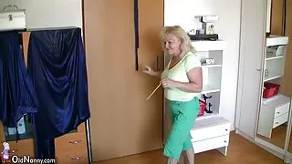 ტუჩები slut sucks მიიღოს გემრიელი cum