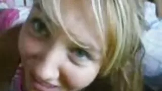 Buxomy დიასახლისი აძლევს თმები coochie და ანალური