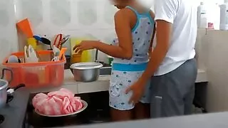 Cute მამრობითი გოგონა მოცემულია anally